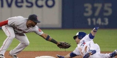 【MLB】まるで「水泳の動き」!?　35歳ベテランの“忍者走塁”に本拠地大歓声