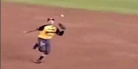 機転利かせた“ハエ叩き送球”！？　二塁手の美技に称賛の声続々「病みつき」