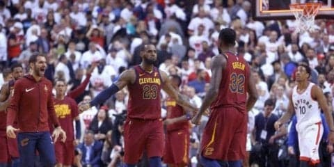 『キング』レブロン頼みから脱却したキャバリアーズ、敵地での延長戦を制し先勝