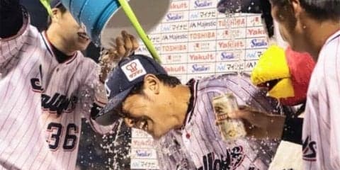 サヨナラ打のヤクルト荒木　歓喜のお立ち台で「今日は寒い」直後に水かけられる