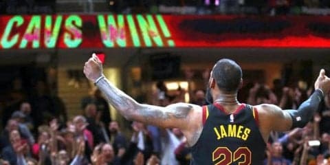 レブロン・ジェームズのブザービーターでキャブズ3連勝、ラプターズを打ち砕く