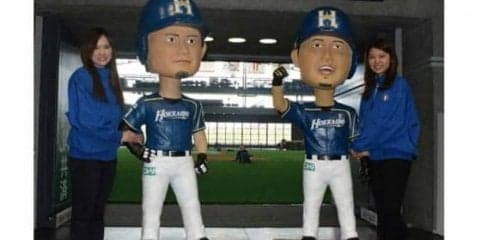 札幌Dの新たなフォトスポットに？　中田＆西川の巨大ボブルヘッド人形登場