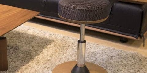 ミズノ＆カリモク家具コラボ！スクワット効果をアップさせる椅子、登場