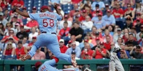 【MLB】横っ飛び＆スライディング、そして負傷!?　1アウトに体を張った男が米で話題
