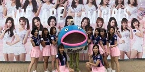 台湾で人気沸騰　ロッテ「謎の魚」が始球式、フォームはまさかの…下投げ!?