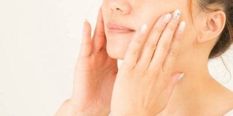 お風呂上がりにやってみよう！　顔のタルミを防いで、今日から見た目マイナス5歳