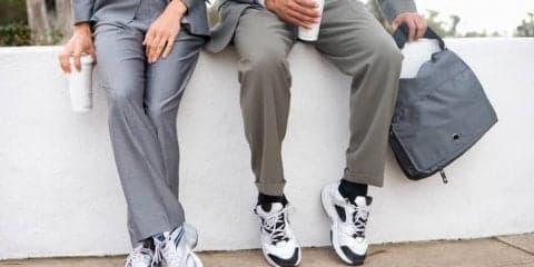 革靴からスニーカーへ！スーツにも似合う、通勤におすすめのシューズたち