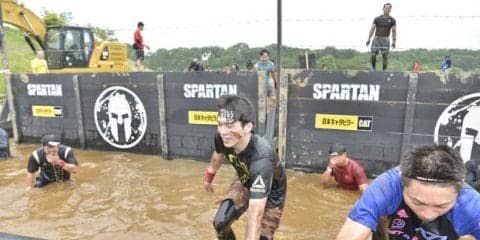 障害物レース「スパルタンレース」千葉大会優勝タイム、男子44分46秒、女子1時間1分7秒
