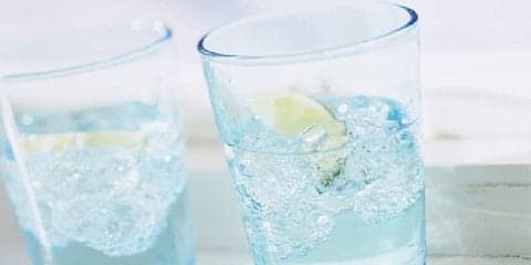 「水」飲み過ぎ注意報！　「ミネラルウォーター」飲み方によってはマイナス面も