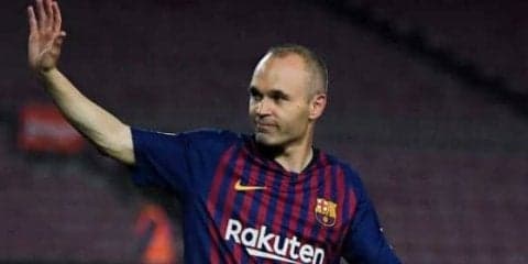 イニエスタが東京Dを電撃訪問！　楽天対オリックス戦前に歓迎の花束贈呈