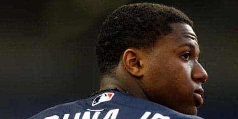 【MLB】左膝捻り、体は宙に…衝撃的な転倒で20歳の超有望株アクーニャが負傷交代