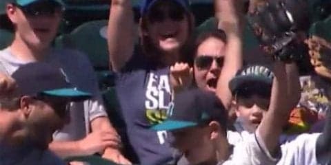 【MLB】「フライドポテトを落としてない」少年ファンの“スーパーキャッチ”にファン喝采