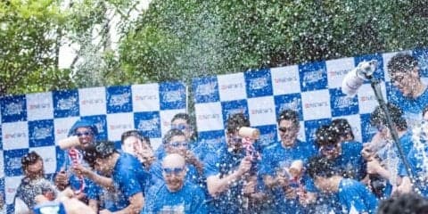 B1昇格＆B2優勝を祝い、ライジングゼファーフクオカがビールかけで大はしゃぎ！