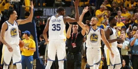 JR・スミスの判断ミスに救われたウォリアーズ、激闘を制しファイナルで先勝