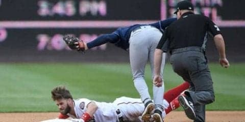 MLB屈指の強打者ハーパーにハプニング！　ダッシュ→大転倒で、髪型にまで脚光