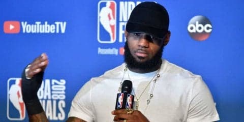 右手を骨折してファイナルを戦ったレブロン、「MVP」の声とともに舞台を降りる