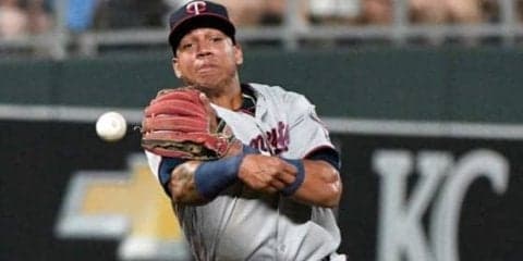 【MLB】曲芸のような連係プレーに球場騒然　究極のチームプレーに「クレイジー！」