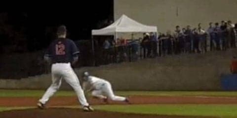 こんな“フェイク”プレーあり!?　本盗成功に導いた一塁走者の「完璧な転ぶフリ」