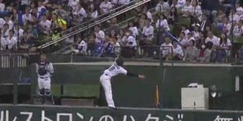 西武の金子侑が驚愕のスーパーキャッチ　グラブ突っ込みファール強奪