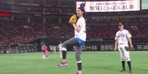 タレント鈴木ちなみが“中3日”始球式　引っ掛け大暴投に「気持ちが前に出過ぎ…」