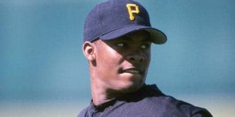 【MLB】「断トツ」「不可能」-20年前の伝説の“鬼肩”補殺は「史上最高の送球？」