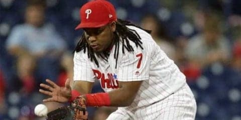 【MLB】この距離からダイレクト送球!?　米で唖然、驚愕のジャンピングスローが話題