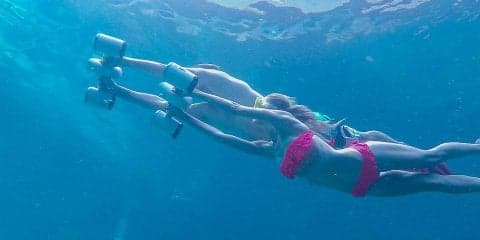 世界最小の水中スクーター登場！海中を疾走したり、アクションカメラ撮影も