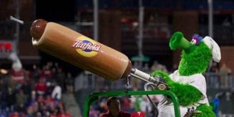 MLBで前代未聞の事故が発生？　ホットドッグ顔面直撃でファンが負傷