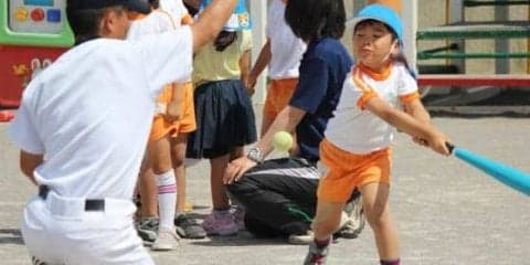 野球普及への新たなアプローチ　高校球児が保育園児に野球を指導