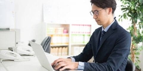 肩こり解消！パソコン作業の時のイチオシ姿勢とは