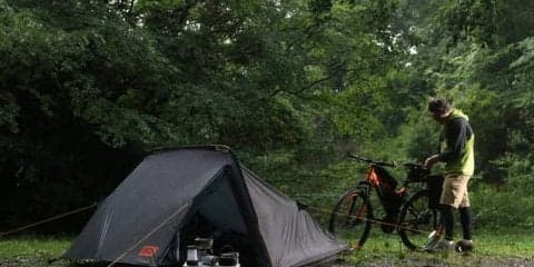 自転車を置けるサイクリスト向けツールームテント「バックフリップバイシクルテント」発売