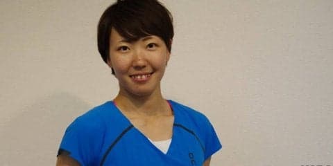 妻アスリートが会社員旦那に課す鬼トレ　～バランスボールに脚を載せたプランクの片足版 編～