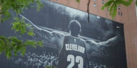 レブロン・ジェームズ、キャブズとの契約最終年を破棄してフリーエージェントに