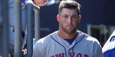 【MLB】野球転向の元NFLスター“宇野ヘディング”ばりの珍プレー　米同情「痛っ」