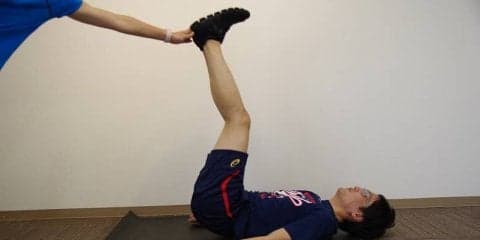 妻アスリートが会社員旦那に課す鬼トレ　～バランスボールに脚を載せたプランクで脚を前後に動かす 編～