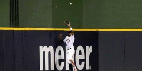 【MLB】ブ軍外野手が“本塁打強奪”捕球　「なんてこった」のスーパーキャッチ！