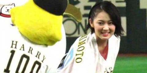 笑顔が弾ける　東京Dで女優・吉本実憂がトルネード投法で始球式「悔しい」