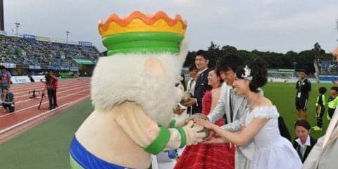 ピッチの上で結婚式！湘南ベルマーレホームゲームで「スタジアムウェディング」開催