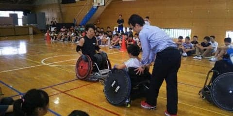  「違いを認め合う強さ」
ウィルチェアーラグビー、小学校で体験授業 