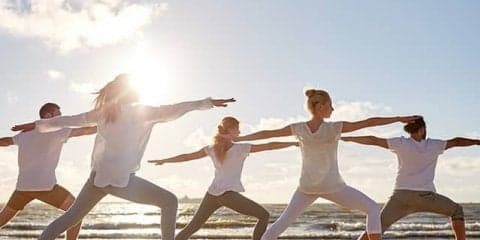 朝の逗子海岸でヨガを楽しむビーチヨガイベント「Yoga Trip」開催