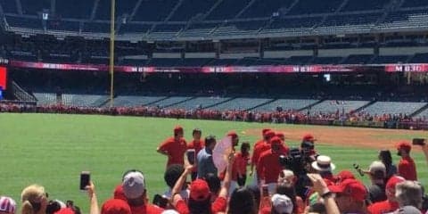【MLB】大谷翔平が“大ファンサービス“に参加　写真撮影会で絶大な人気「オータニ！」