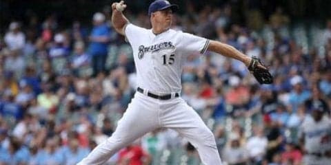 【MLB】これこそが“無回転”！　ブルワーズ「捕手」の魔球ナックル映像が凄い