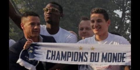 Ｗ杯決勝後、ポグバは亡き父の写真にトロフィーを「触らせた」