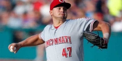 【MLB】実況も思わず「オーマイグッドネス！」　レッズ右腕の気合十分“素手キャッチ”