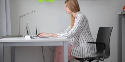 台風、連日の猛暑…　日本の企業はなぜ在宅勤務を導入しないのか