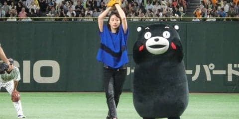 石原さとみが始球式で「二段モーション」を披露