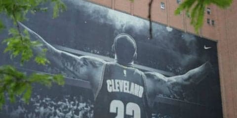 キャバリアーズ、改修後のホームアリーナにレブロンの写真を残す意向