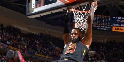 息子の試合を観戦に来たレブロン・ジェームズ、アップ中に『ダンクショー』を披露