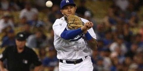 【MLB】親友にも容赦なし!?　マチャドが“鬼肩”披露、横投げで一塁に剛速球「美しい」