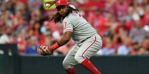 フィリーズ野手の“尻もちスロー”をMLB公式が大絶賛　「信じられない」